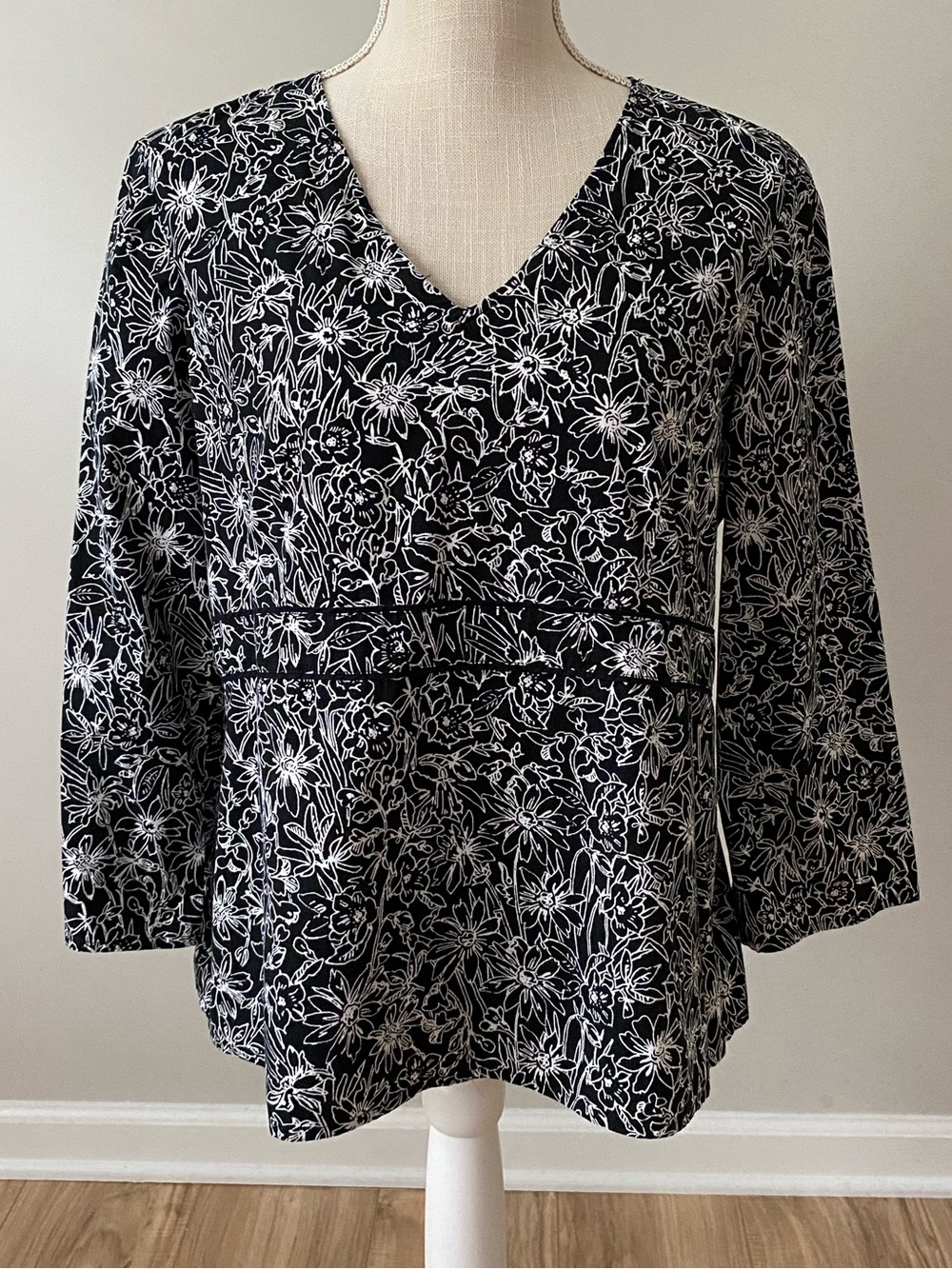 Women's Black & White Floral V-Neck Top